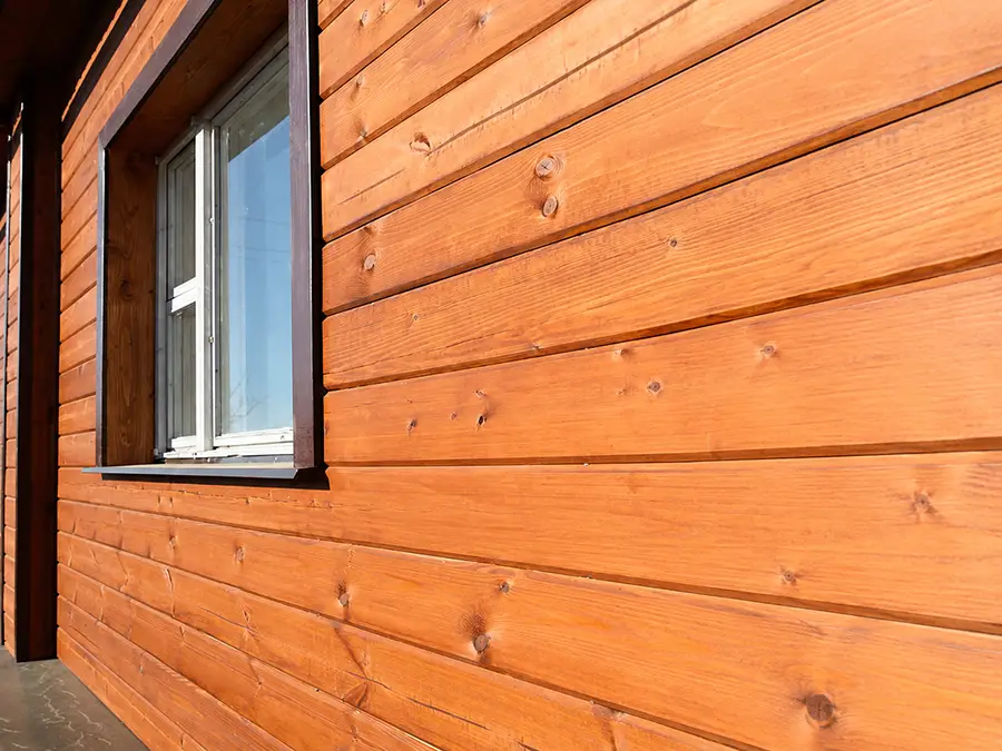 Sumontuotas medinis fasadas iš horizontalių lauko dailylenčių