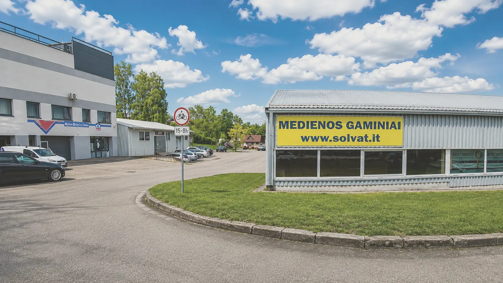 UAB SOLVAT medienos sandėlio ir parduotuvės išorė Santaikos gatvėje, Alytuje