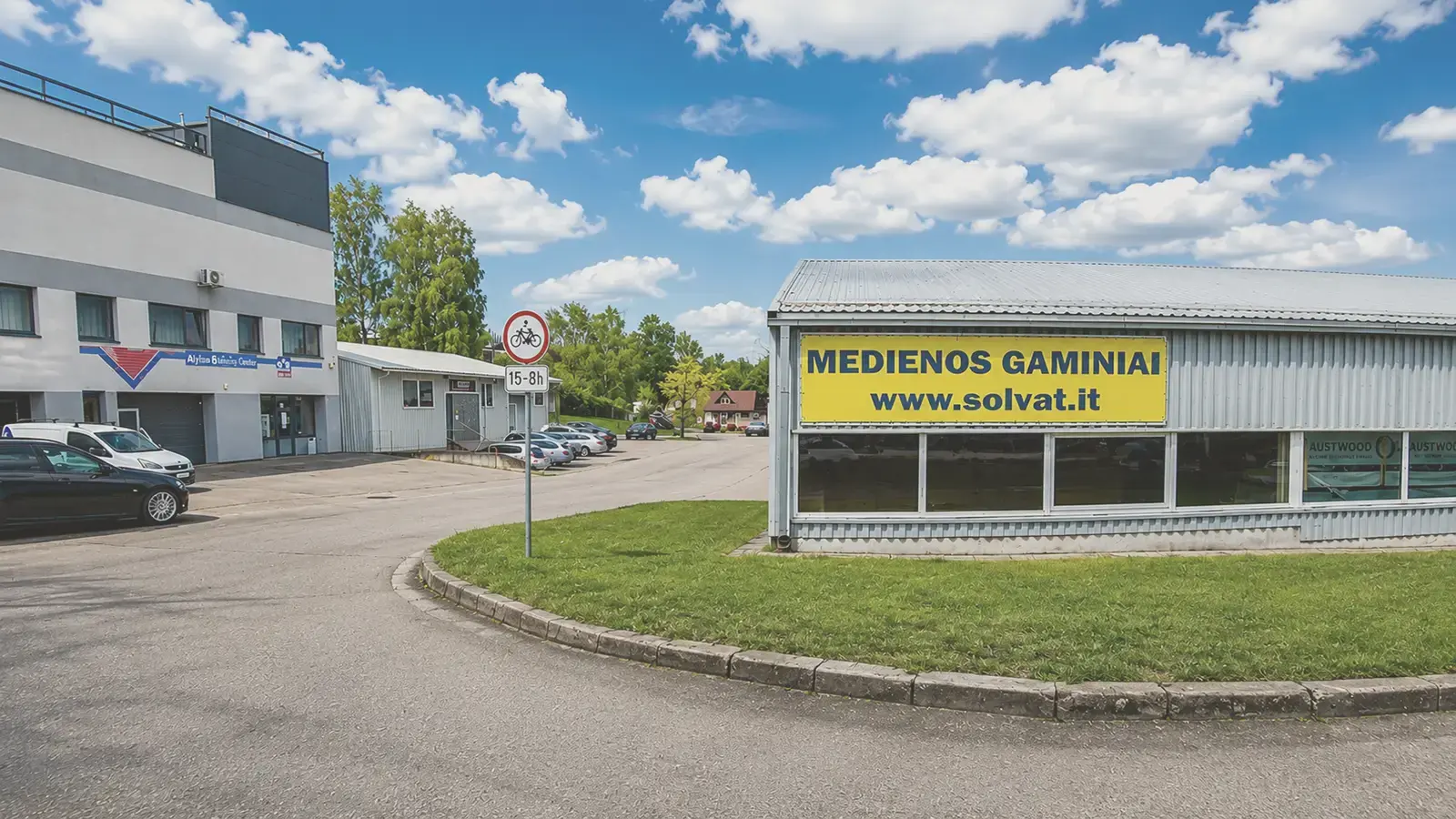UAB SOLVAT medienos sandėlio ir parduotuvės išorė Santaikos gatvėje, Alytuje